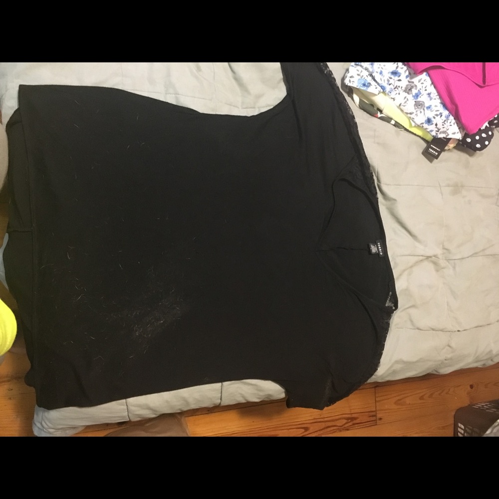 Black shirt with lace! High low top